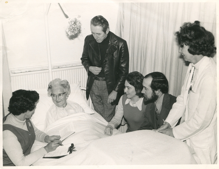 A Royal District Nursing Service (RDNS) Liaison Officer at work in a Hospital