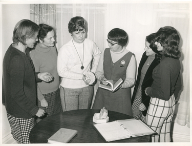 Royal District Nursing Service (RDNS) Principal Nurse Educator instruction a group of Trained nurses