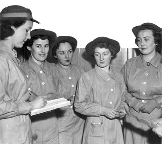 A group of Melbourne District Nursing Society Sisters receiving their morning report.