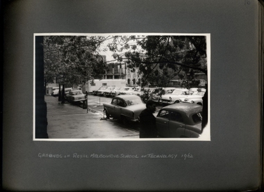 Photograph, A chest x-ray caravan operating in the grounds of RMIT Melbourne in 1962 - 1 of 3 Photos - Department of Health - Tuberculosis Branch - Publicity material