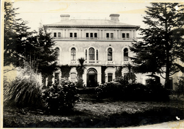 Photograph, Ararat Mental Hospital - Front of administration block of Ararat Mental Hospital " Aradale" - Black & White Photo