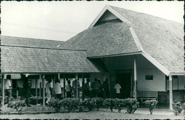 Photograph, Medical staff and Australian contingent touring the Hospital wards - Dr John A Forbes Fairfield / Gull Force 2/21 Bn AIF / Ziarah Caltex & Rumah Sakit Ambon Hospital - Photo is from Dr John Forbes photo albums - 1971