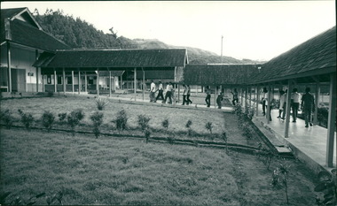 Photograph, Medical staff and Australian contingent touring the Hospital wards - Dr John A Forbes Fairfield / Gull Force 2/21 Bn AIF / Ziarah Caltex & Rumah Sakit Ambon Hospital - Photo is from Dr John Forbes photo albums - 1971