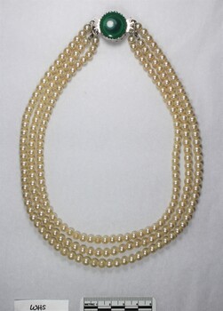 Front of a necklace from the Sarah Coventry with a 5 cm black and white scale.
