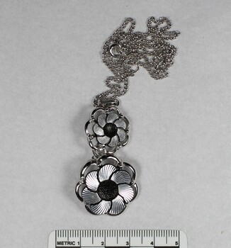 Flower Necklace from the Sarah Coventry Jewellery Range, with 5cm scale