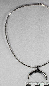 Silver toned Choker Necklace with Half Moon Pendant from the Sarah Coventry Jewellery Range c. 1970s-1980s, with 5cm scale