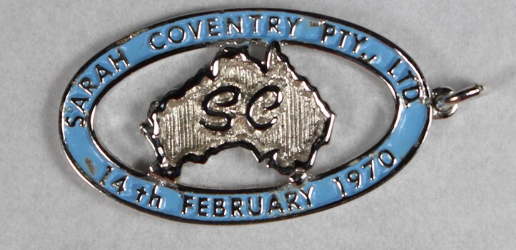 Silver toned Commemorative Pendant from the Sarah Coventry Jewellery Range c.1970s-1980s, centre featuring a design of the Australian continent 
