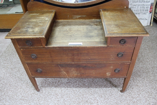 Detail of the lower part of the dresser with two small drawers and two large drawers, and a black and white 5 cm scale.