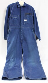 Front of blue Victorian Railways work coveralls, with a black and white 5 cm scale.