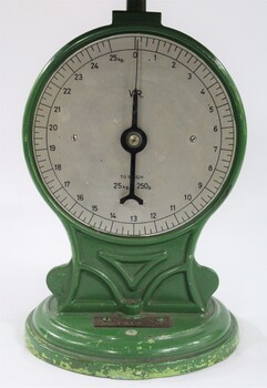 Detail of the front of the green painted cast iron scales for weighing up to 25 kg.