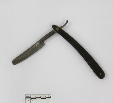 Haeusler Collection Men's Cut Throat Razor c. early 20th-century with 5cm scale 