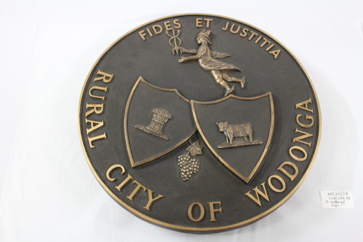 A metal circular plate representing the Rural City of Wodonga.