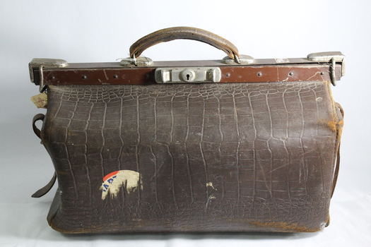 Side view of a Gladstone bag 