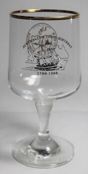 Opposite side of the wine glass showing the emblem for Australia's Bicentennial celebration