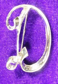 Silver plate Sarah Coventry brooch shaped as a letter D