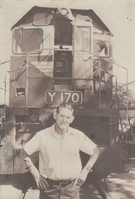 Les Halliwall standing in front of Locomotive Y170