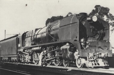 Eric Molloy preparing Locomotive H220 "Heavy Harry" for another run.