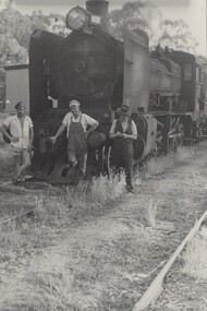A locomotive and 3 railway men at Shelley station