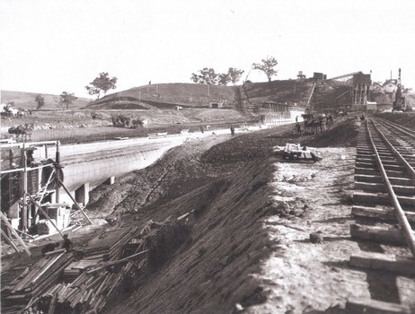 Core wall with drainage tunnel and earth embankment in progress in Victoria, June 1924.