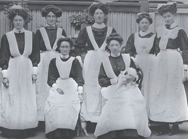 Domestic staff of Terminus Hotel, Wodonga 1919