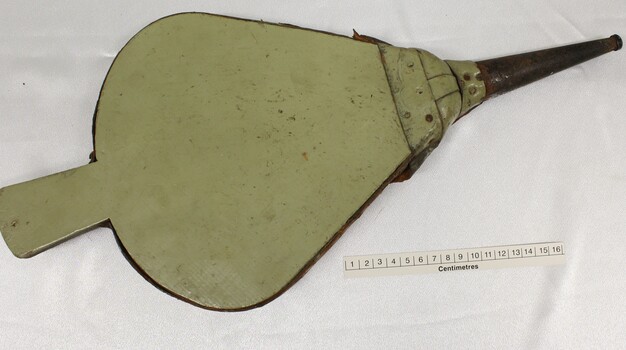 Small bellows with measuring scale