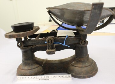 Metal table balance scales including bowl and measurement in centimetres