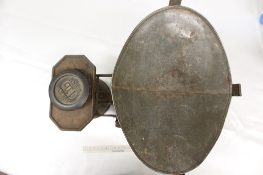 Metal table balance Scale and 1lb weight on balance plate