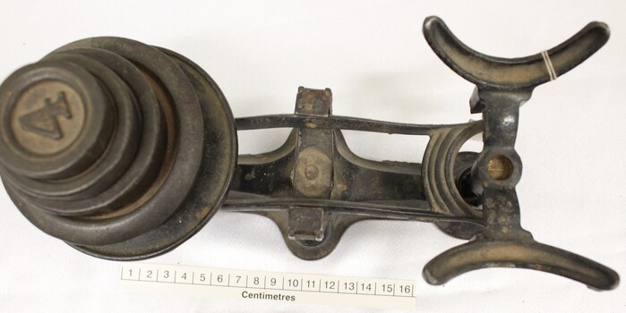 Table weights beside a measuring scale in centimetres