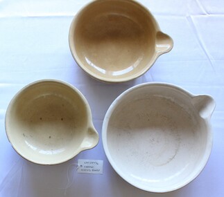 A set of 3 cream coloured ceramic mixing bowls. Each bowl has a poring lip.