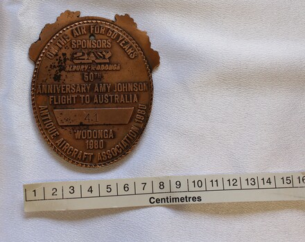 Antique Aeroplane Association  Medallion with horizontal measure in centimetres.