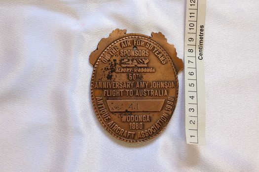 Antique Aeroplane Association  Medallion with vertical measure in centimetres.