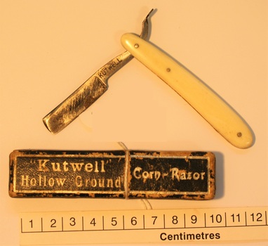 Small Personal Razor with scale