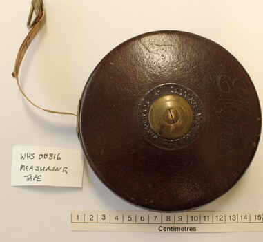 Retractable metallic tape showing scale and item code.