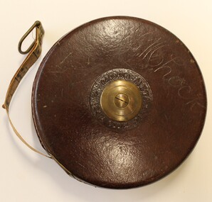 Retractable wire tape in leather casing