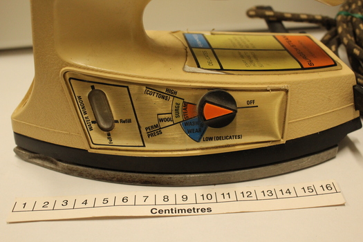 Light 'N Easy Electric Iron with scale in centimetres