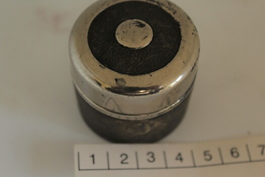 Travelling navy inkwell with scale in centimetres