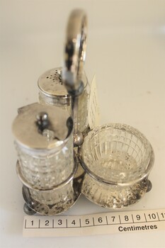 Condiment cruet set with horizontal scale in centimetres.