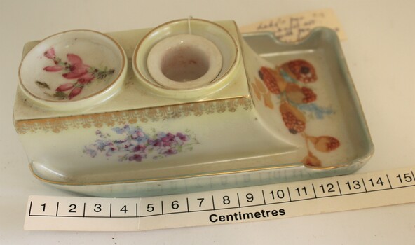 Pen and ink set with scale in centimetres