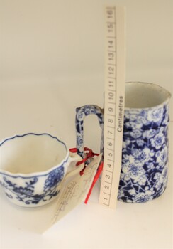 Jug and cup with vertical scale in centimetres