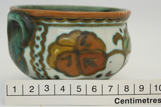 Bowl with scale in centimetres