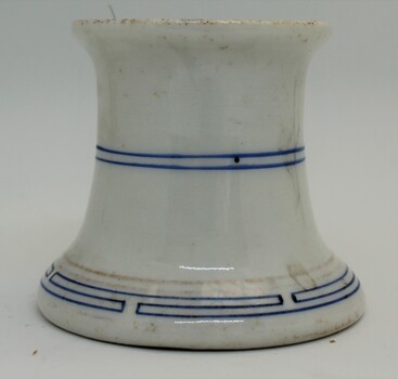 White ceramic pen wiper with blue line pattern