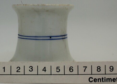 Ceramic wiper with scale in centimetres.