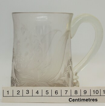 Etched glass mug with scale in centimetres