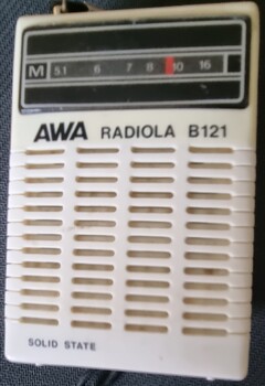 Front view of AWA Radiola model B121