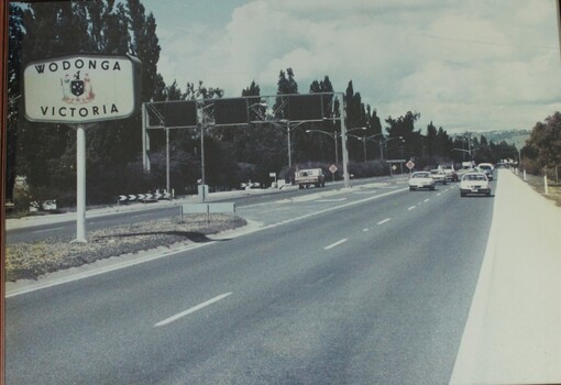 Victorian border sign and traffic lights on left hand side leading into the Fruit Fly inspection check point.