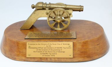 Memorabilia from RAEME unit to the Rural City of Wodonga featuring cannon and plaque.