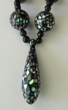 Central large pendant and matching beads