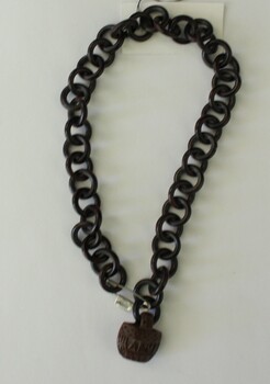 Link necklace with central locket shaped pendant