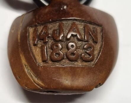 Central bead with inscription 14 JAN 0883