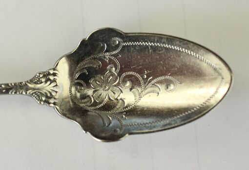 Flower and leaf design on bowl of spoon 1